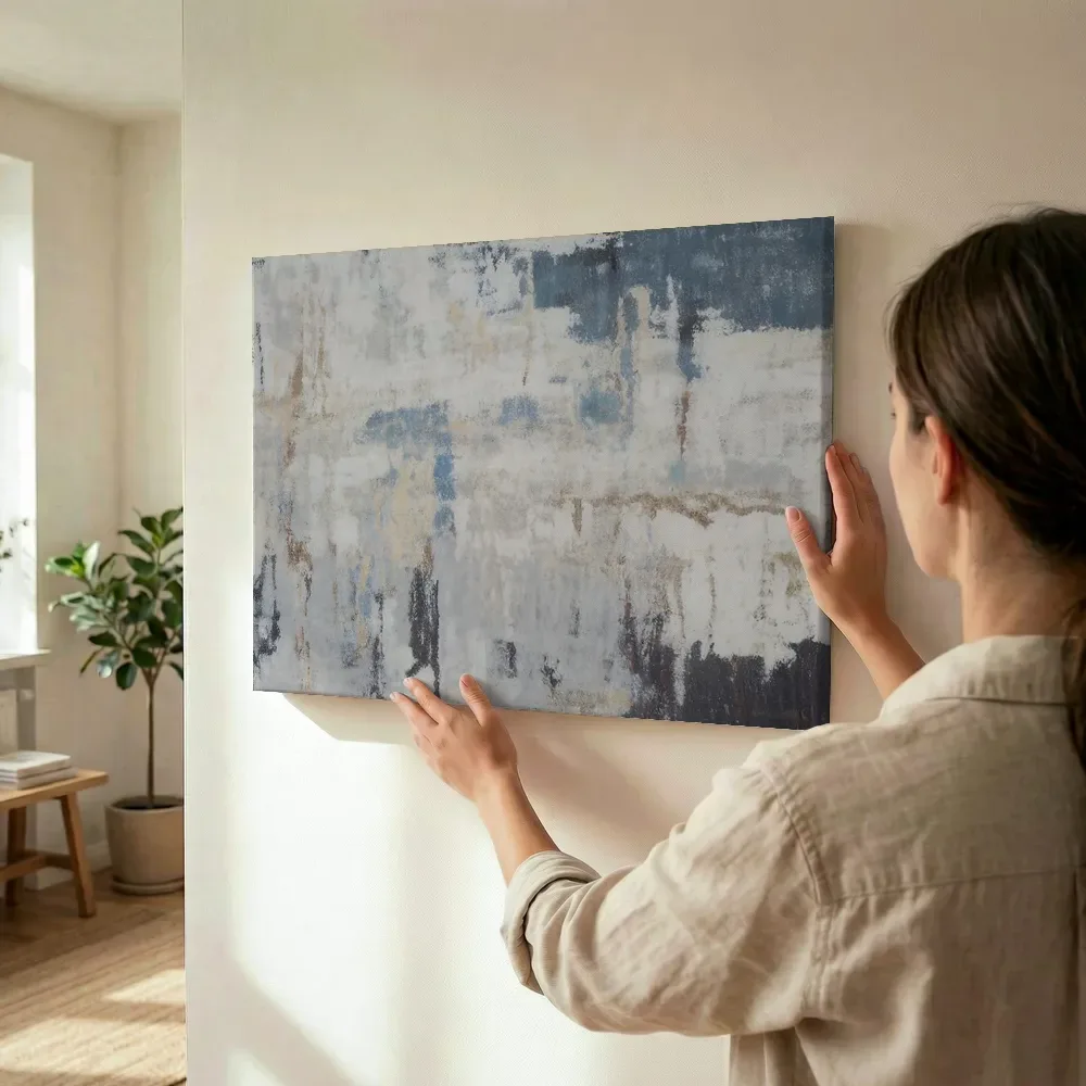 Sfeerimpressie: Abstracte penseelstreken in grijs en blauw terwijl het wordt opgehangen