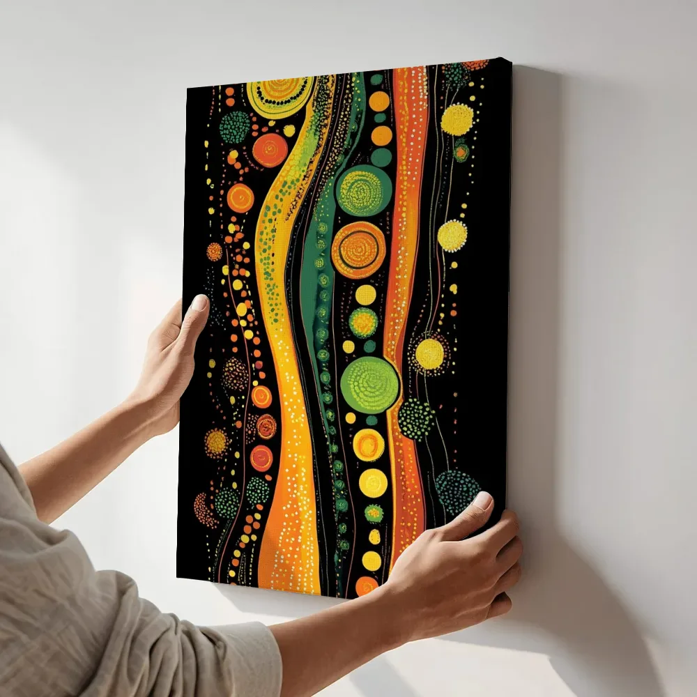 Sfeerimpressie: Abstract rivierpatroon in oranje en groen terwijl het aan de muur wordt gehangen