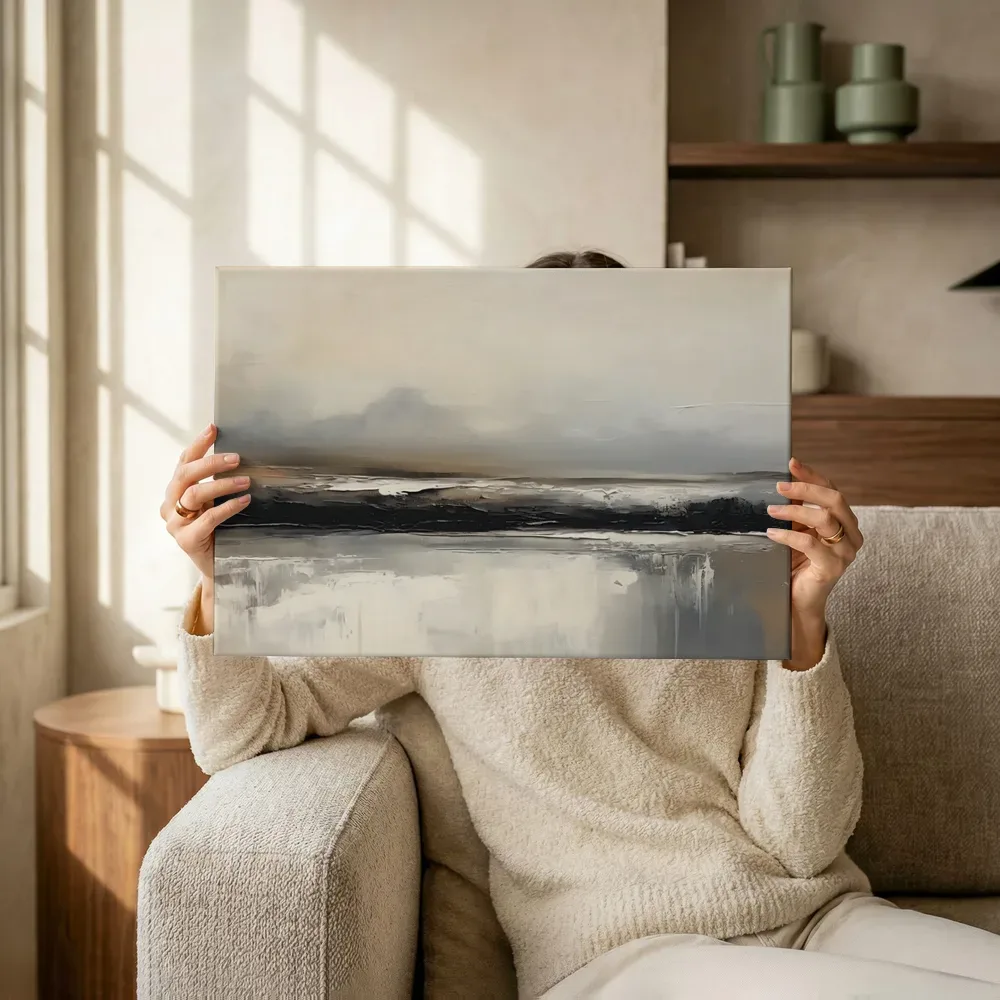 Sfeerimpressie: Abstract waterlandschap in grijstinten terwijl het omhoog wordt gehouden