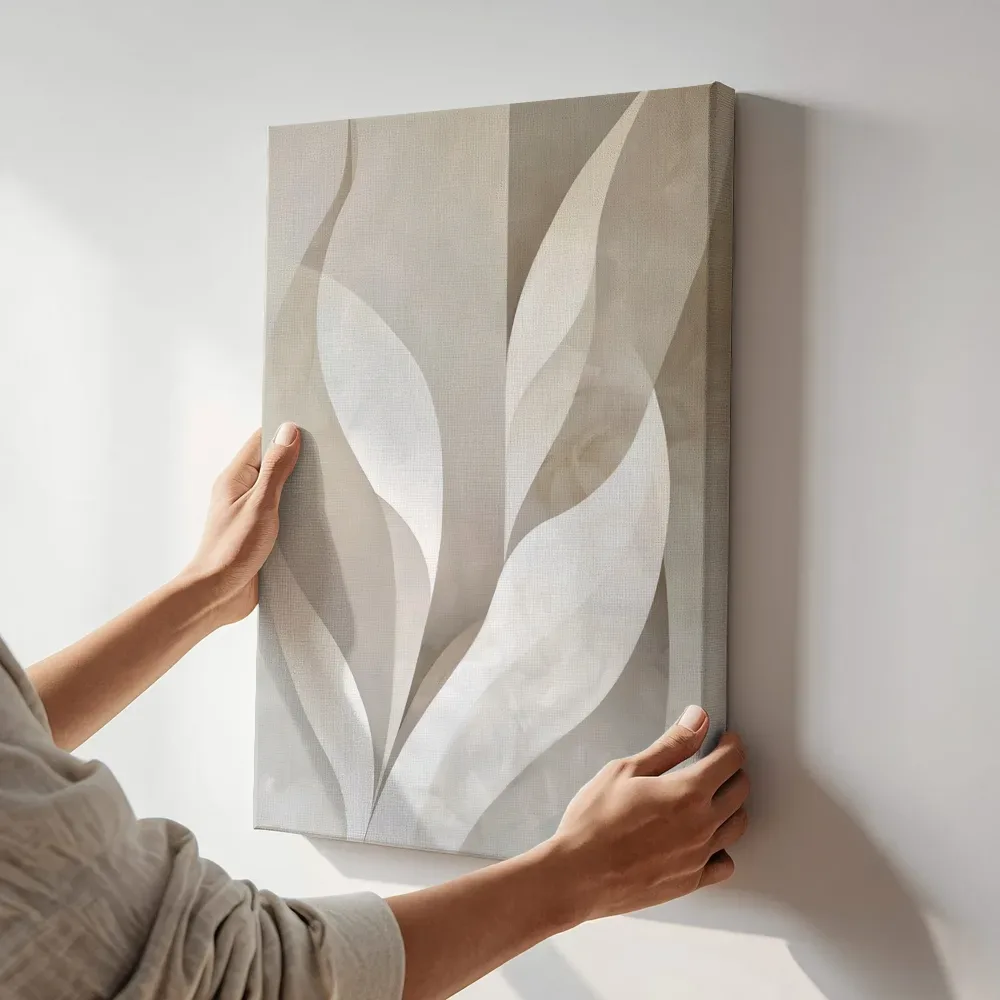 Sfeerimpressie: Witte bladvormen abstract terwijl het aan de muur wordt gehangen