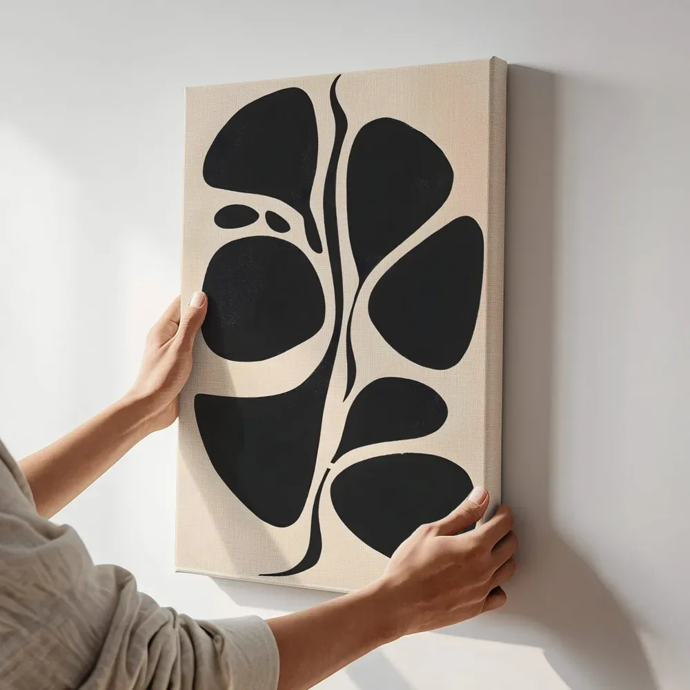 Sfeerimpressie: Abstracte bladvormen verticaal terwijl het aan de muur wordt gehangen