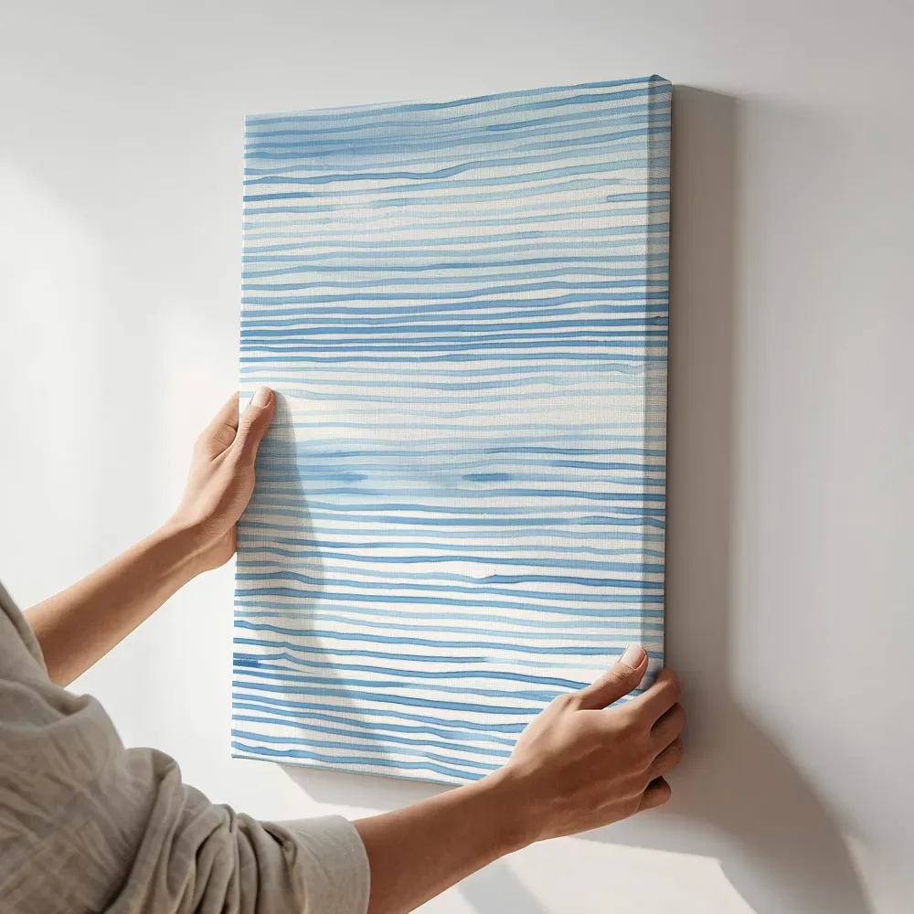 Sfeerimpressie: Horizon in blauwtinten terwijl het aan de muur wordt gehangen