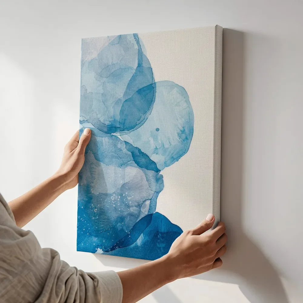 Sfeerimpressie: Blauwe waterbellen terwijl het aan de muur wordt gehangen
