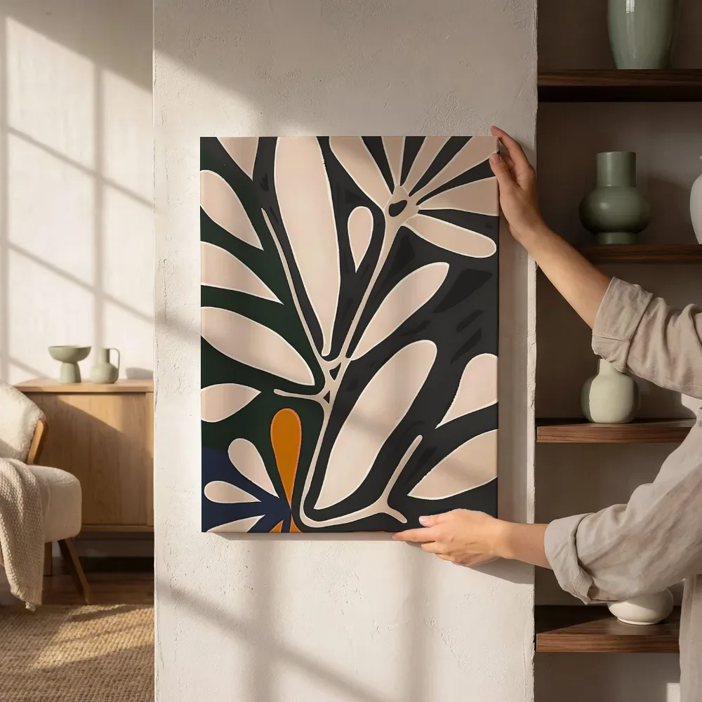Sfeerimpressie: Abstracte bloem close-up in zwart en crème naast de kast