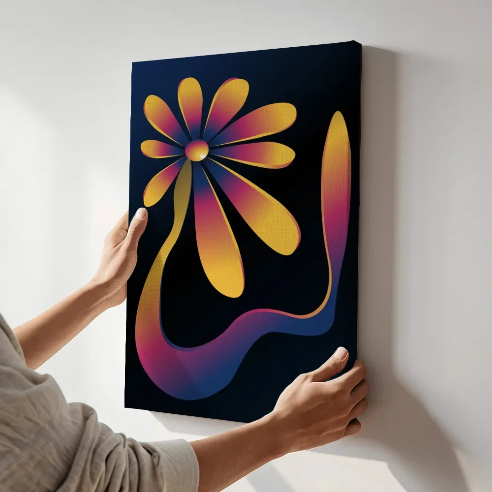 Sfeerimpressie: Abstracte bloem in gouden gloed terwijl het aan de muur wordt gehangen