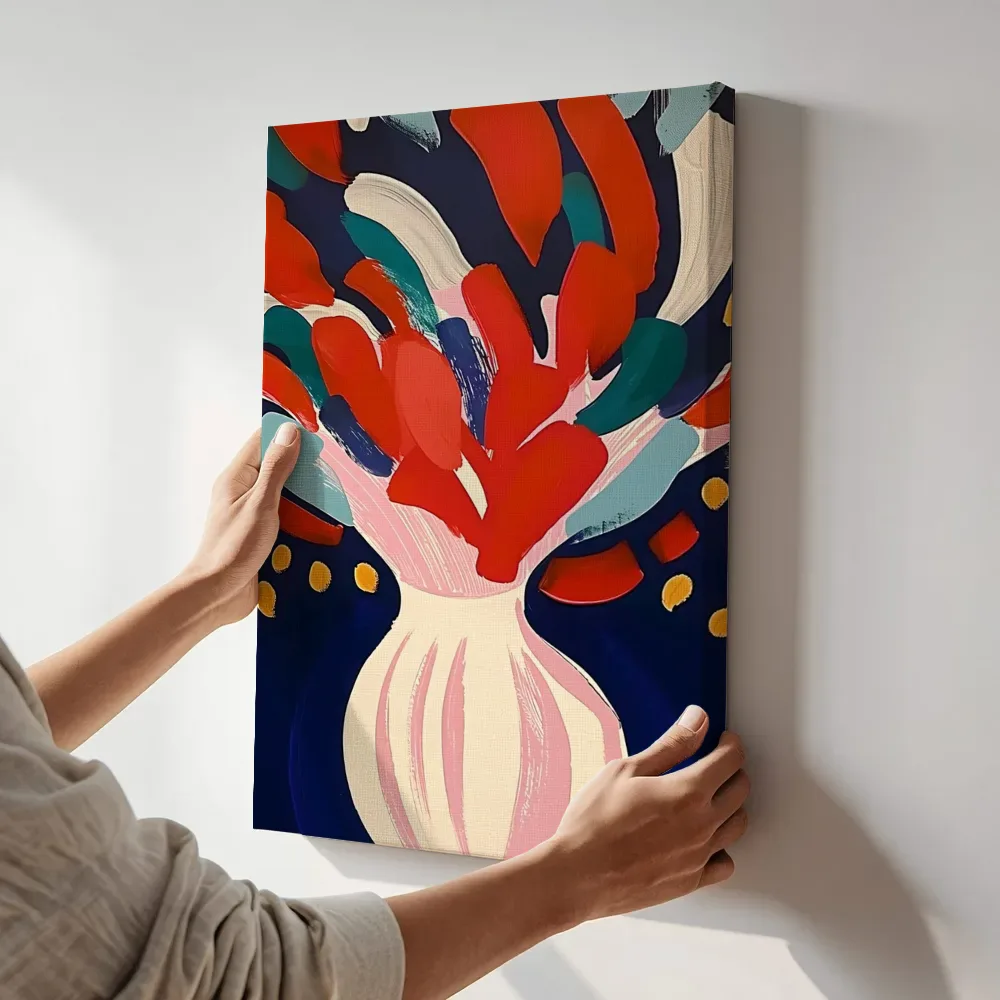 Sfeerimpressie: Abstracte bloemen in vaas op marineblauw terwijl het aan de muur wordt gehangen