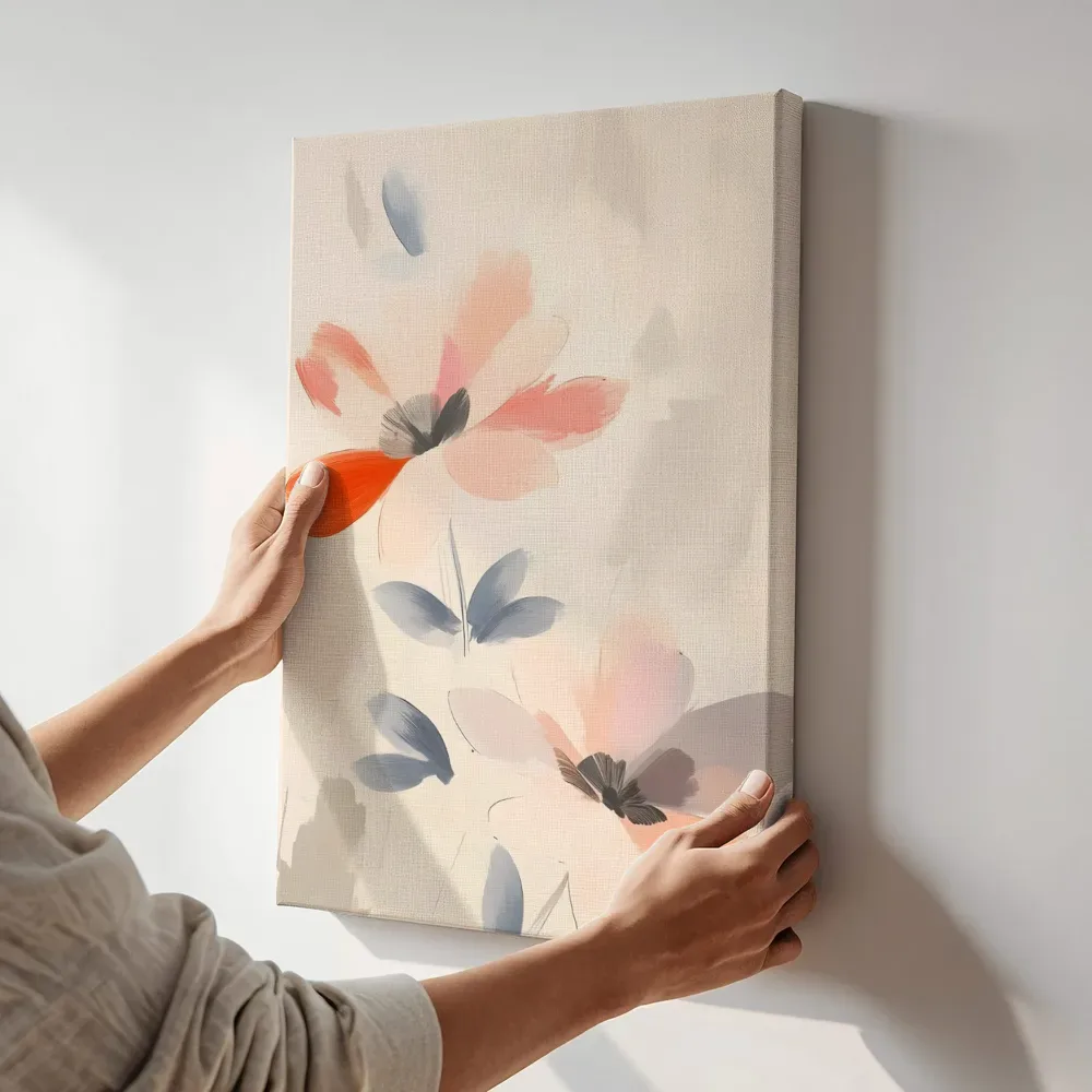 Sfeerimpressie: Abstracte bloemen pastel terwijl het aan de muur wordt gehangen