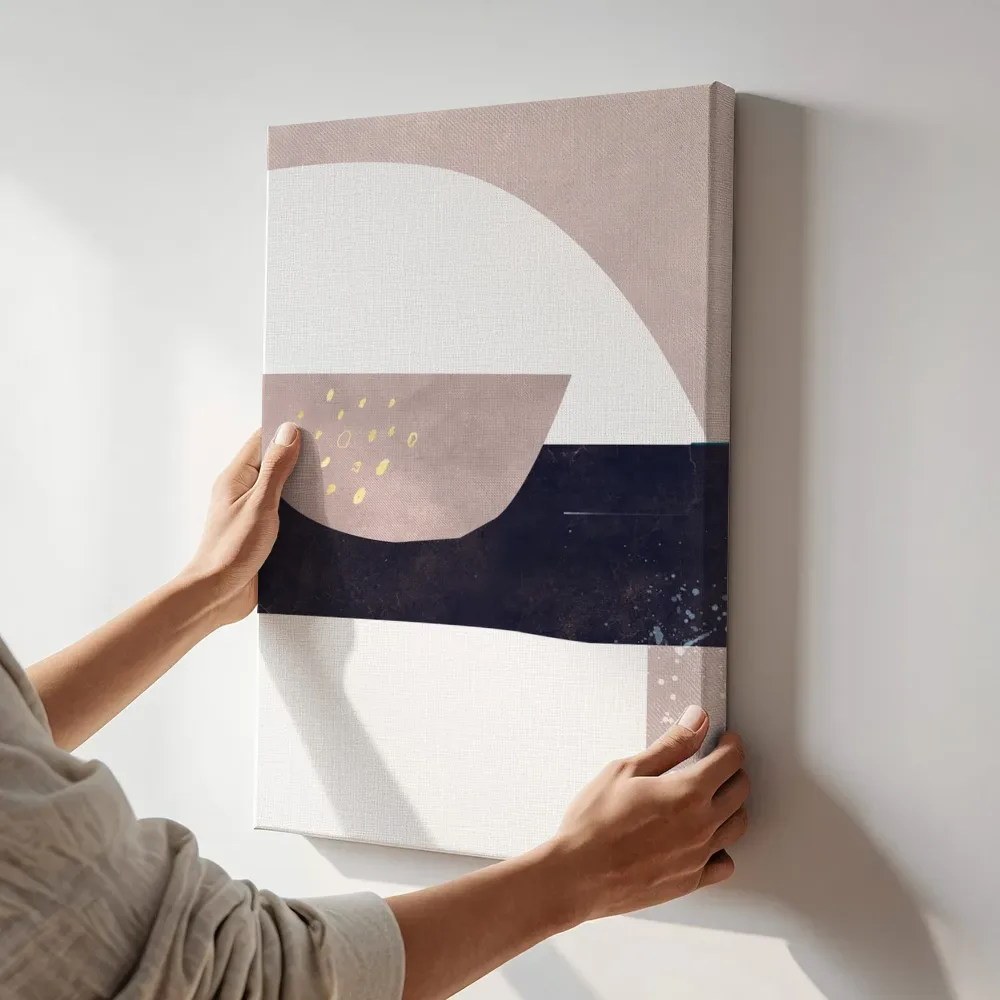 Sfeerimpressie: Abstracte bogen in roze en marineblauw terwijl het aan de muur wordt gehangen