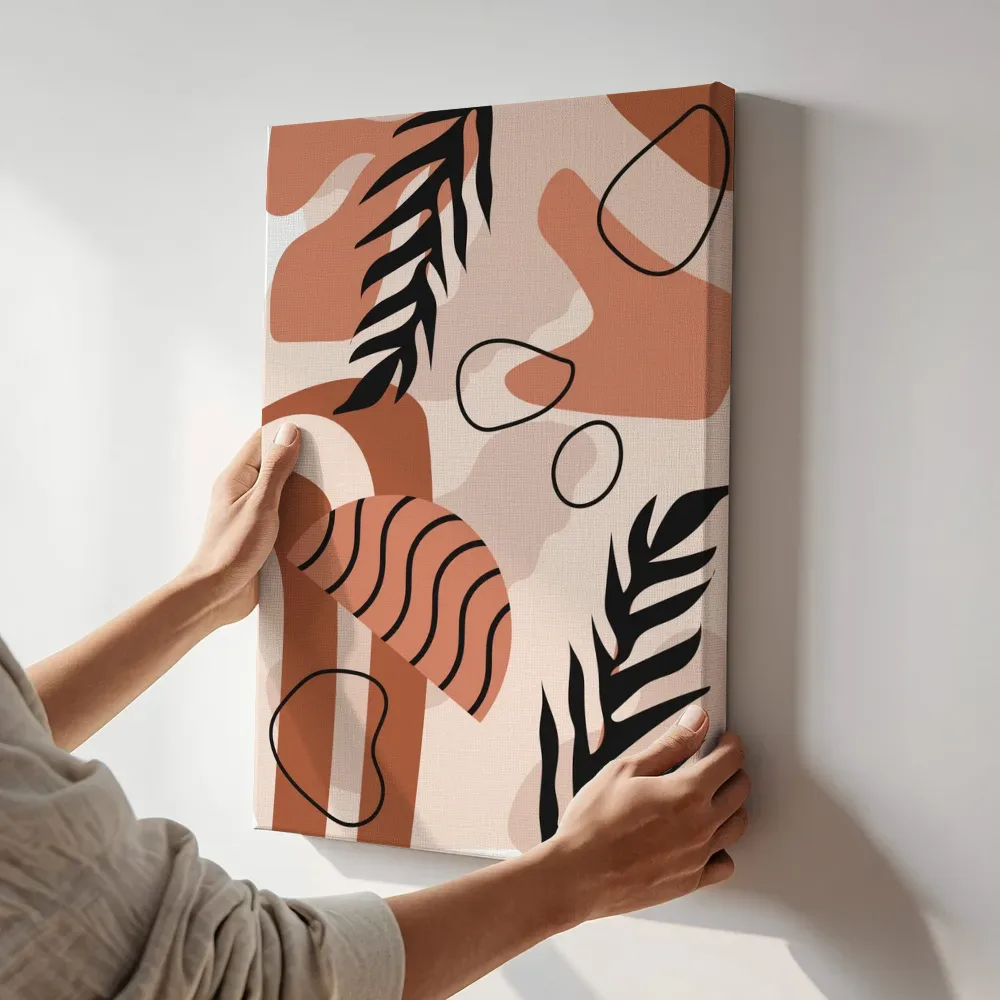 Sfeerimpressie: Abstracte compositie met bladvormen terwijl het aan de muur wordt gehangen