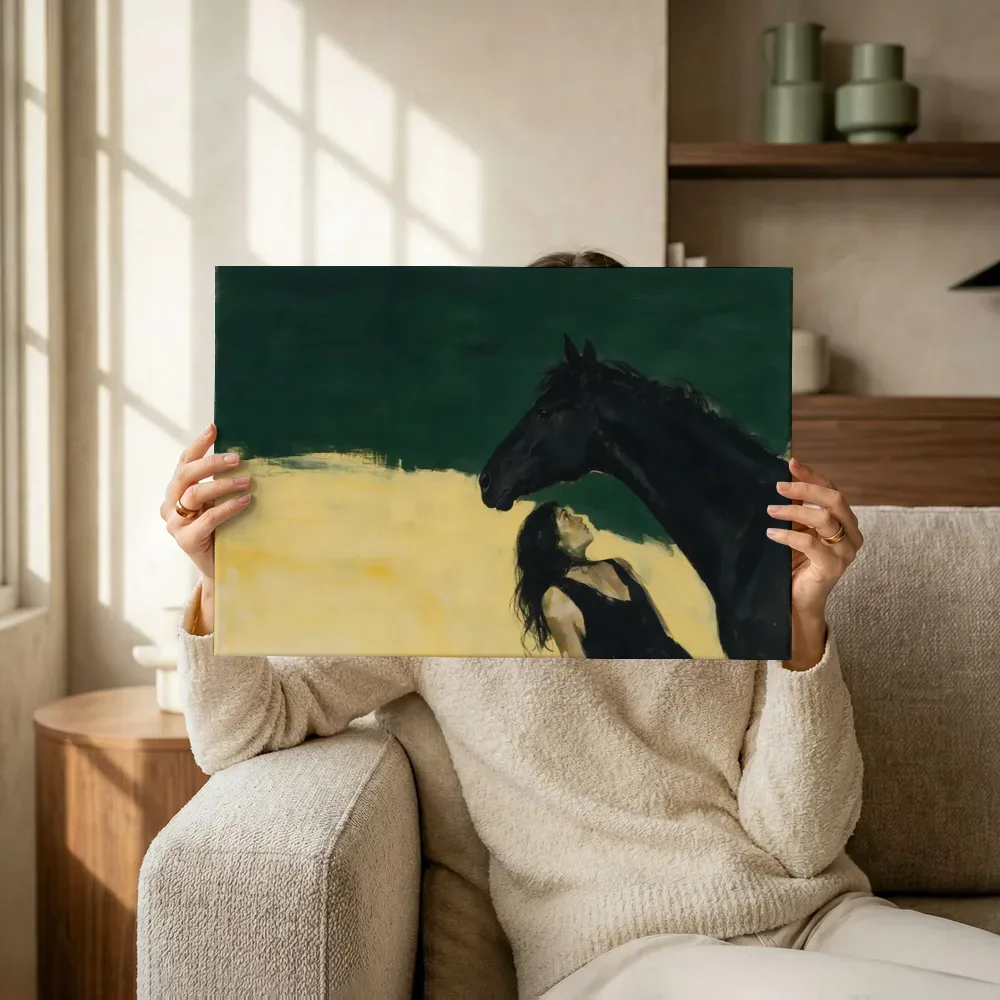 Sfeerimpressie: Paard in bosgroen terwijl het omhoog wordt gehouden