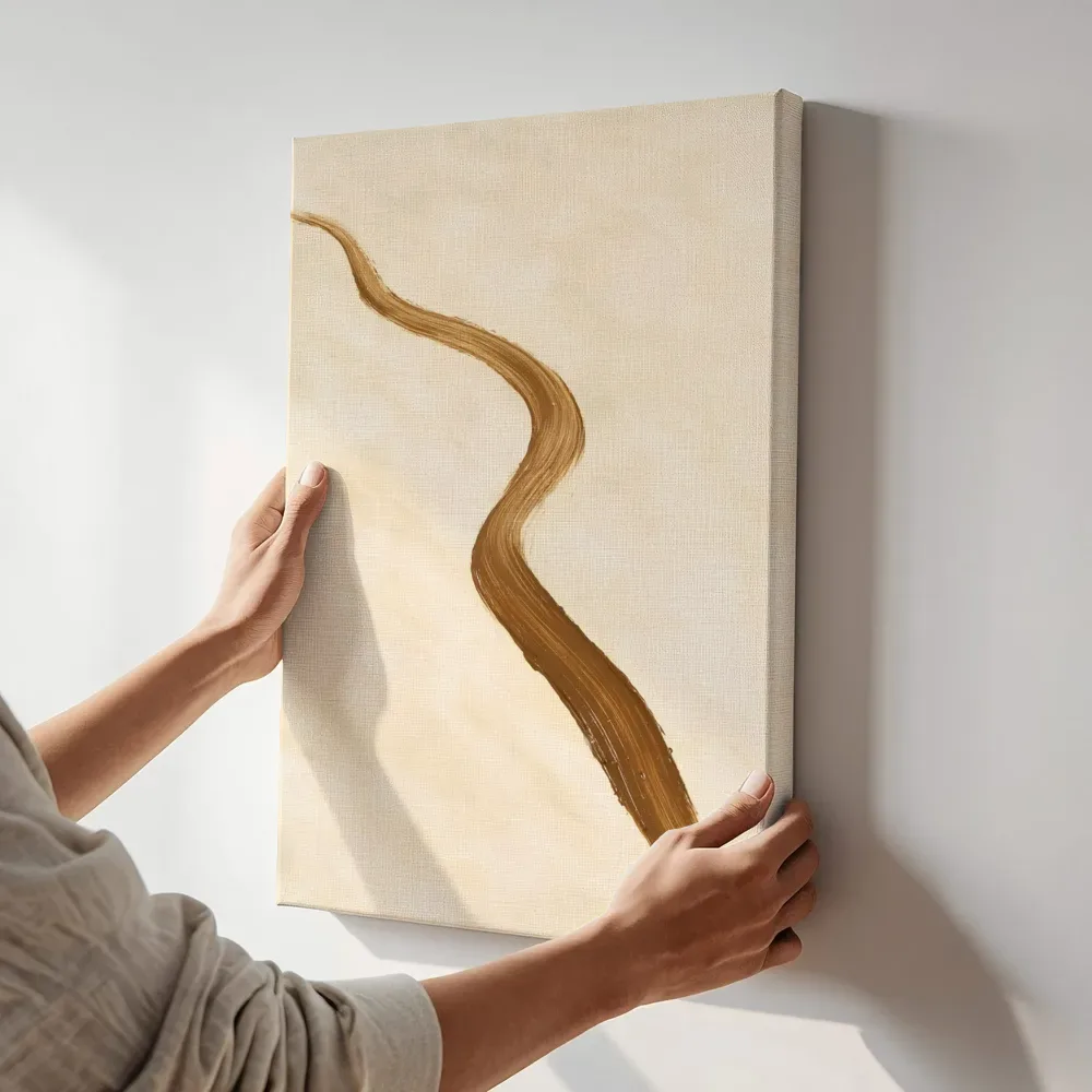 Sfeerimpressie: Abstracte compositie in crème terwijl het aan de muur wordt gehangen