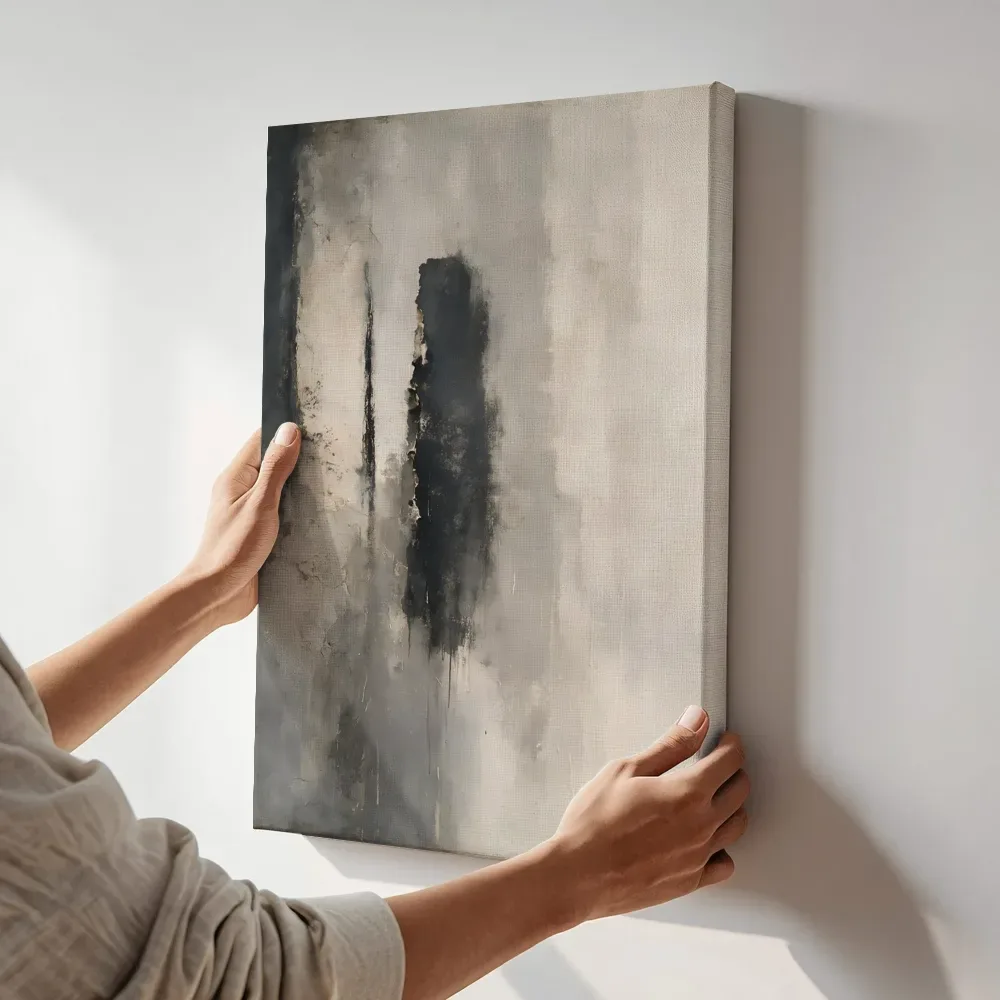 Sfeerimpressie: Abstracte compositie in een enkele kleur zo zwaar als steen met oker terwijl het aan de muur wordt gehangen