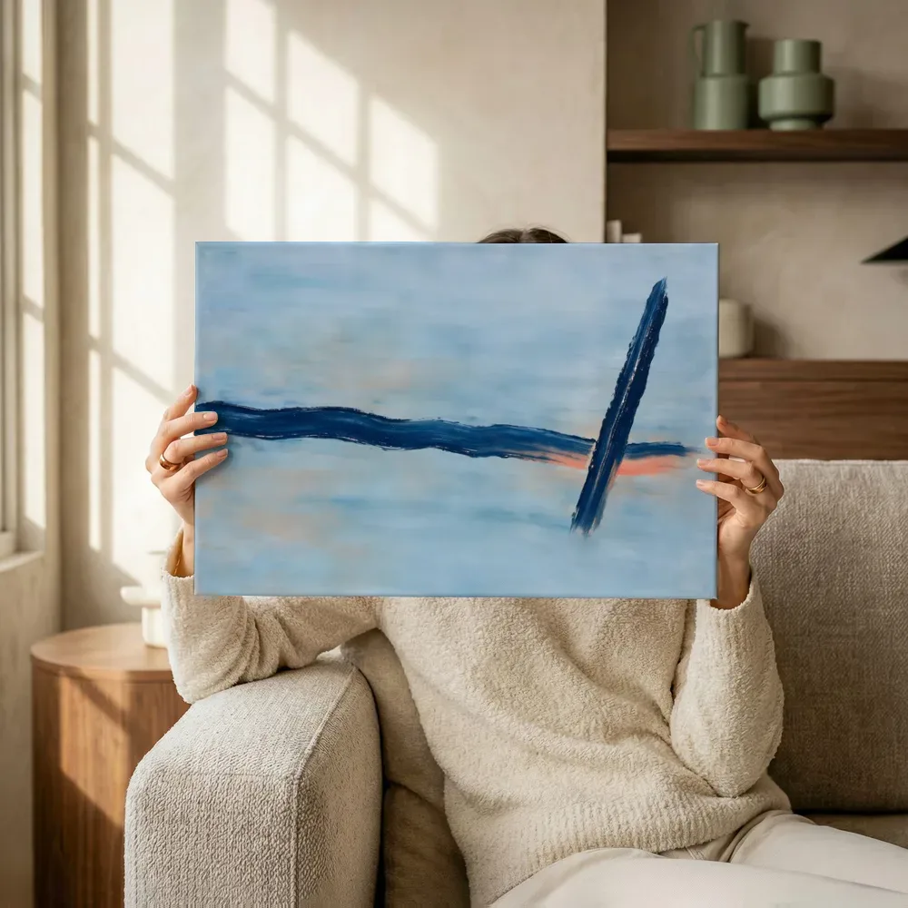 Sfeerimpressie: Abstracte compositie in lichtblauw met kobaltblauw terwijl het omhoog wordt gehouden