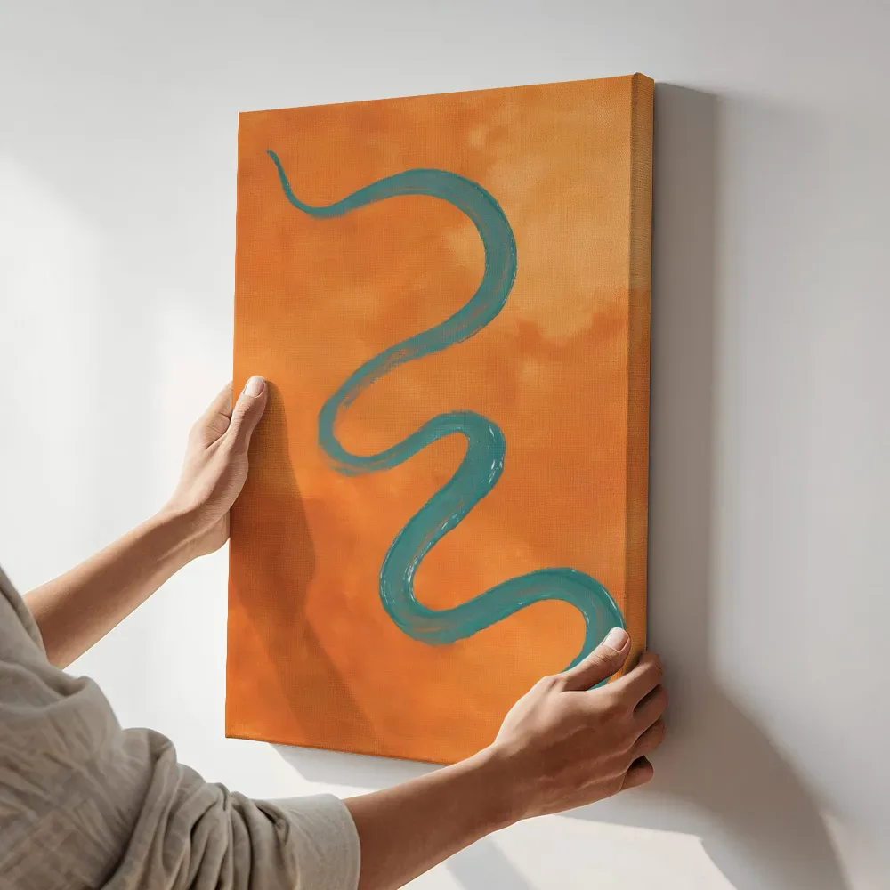 Sfeerimpressie: Abstracte compositie in oranje terwijl het aan de muur wordt gehangen