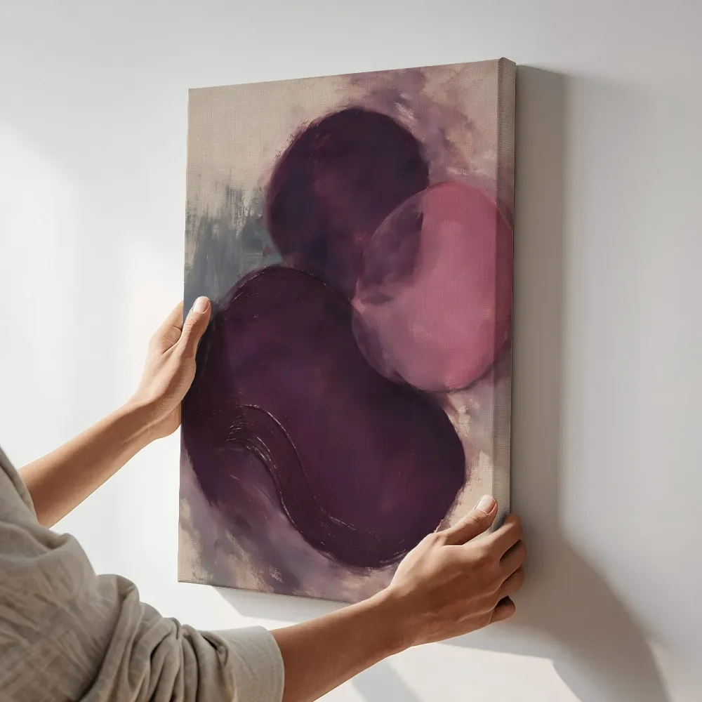 Sfeerimpressie: Abstracte compositie in organische vormen, aubergine terwijl het aan de muur wordt gehangen