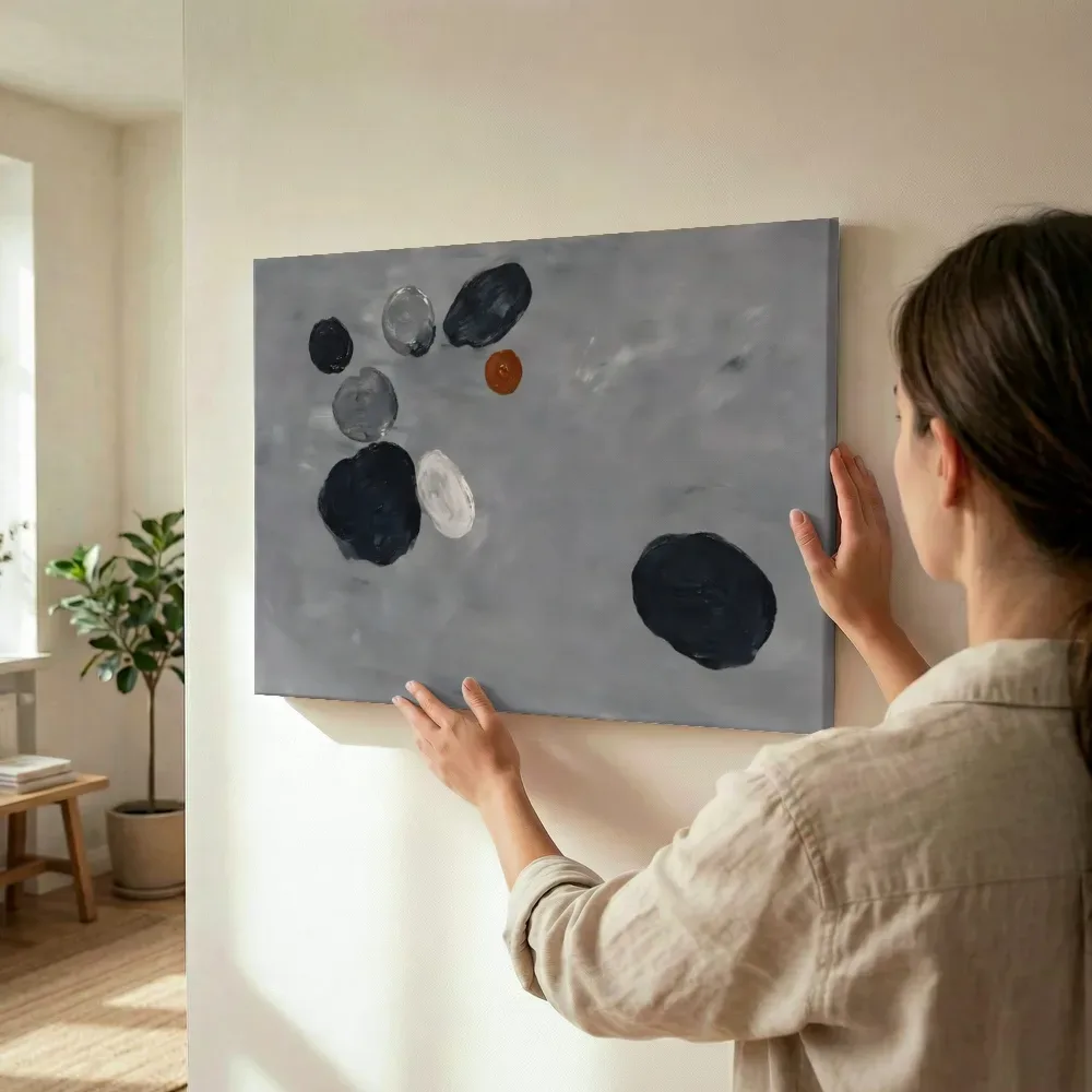 Sfeerimpressie: Abstracte compositie in organische vormen en drijvend, grijs terwijl het wordt opgehangen
