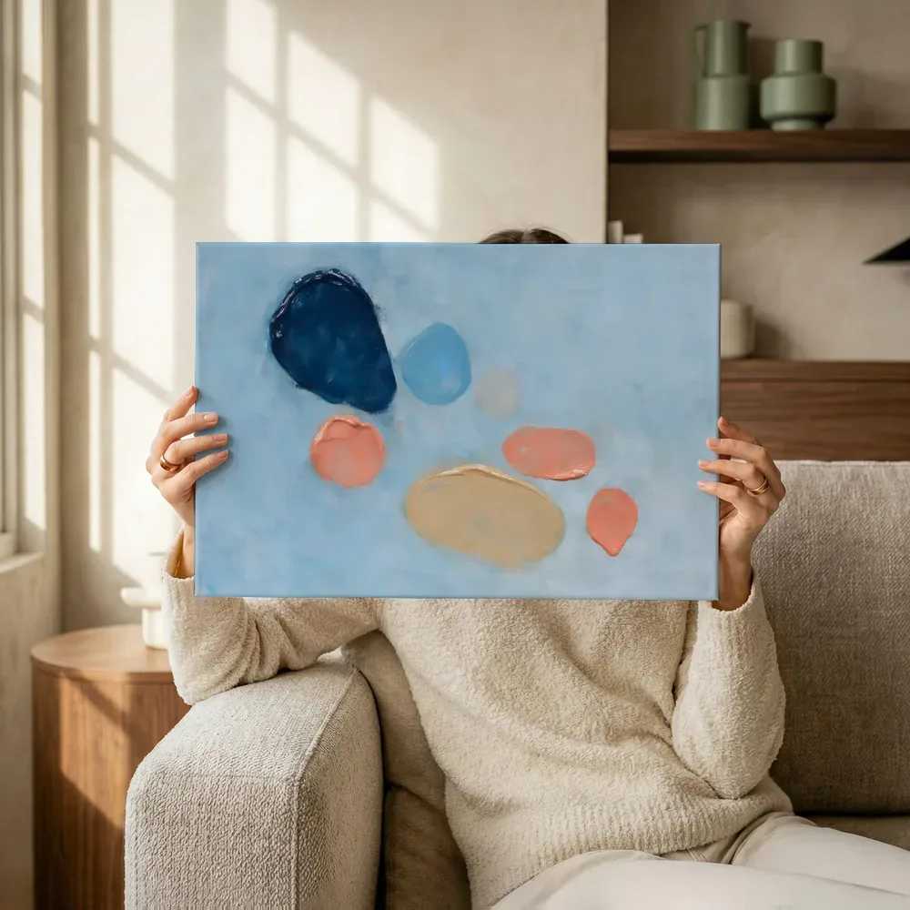 Sfeerimpressie: Abstracte compositie in organische vormen en drijvend, lichtblauw met zeegroen terwijl het omhoog wordt gehouden
