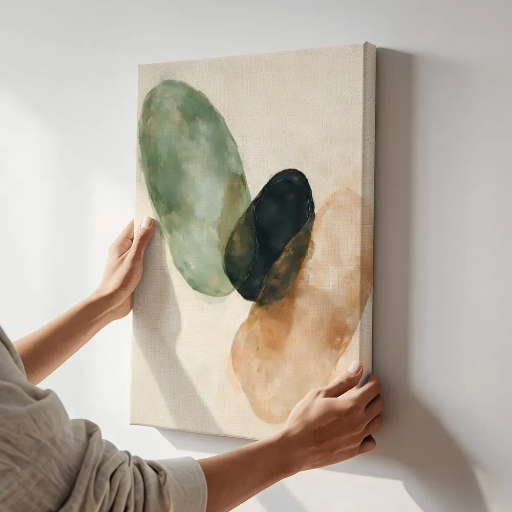 Sfeerimpressie: Abstracte compositie in organische vormen, saliegroen terwijl het aan de muur wordt gehangen