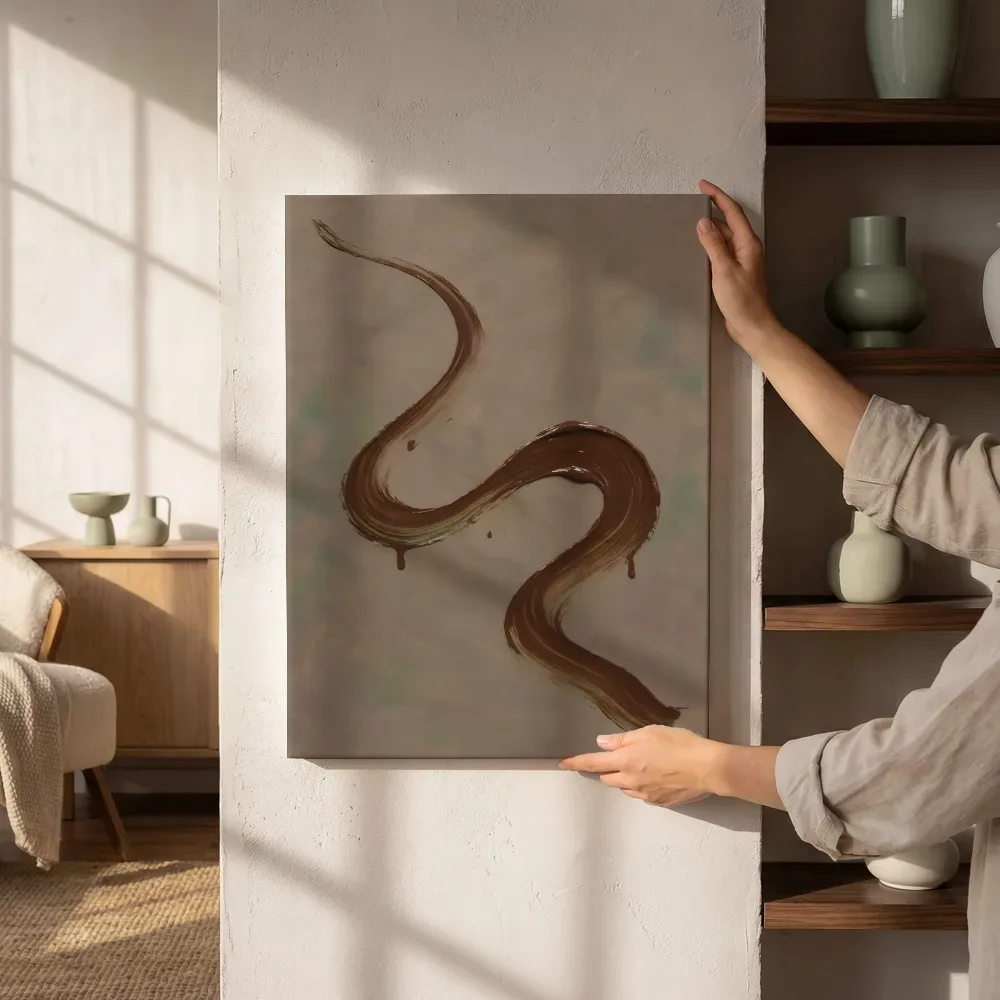 Sfeerimpressie: Abstracte compositie in taupe naast de kast