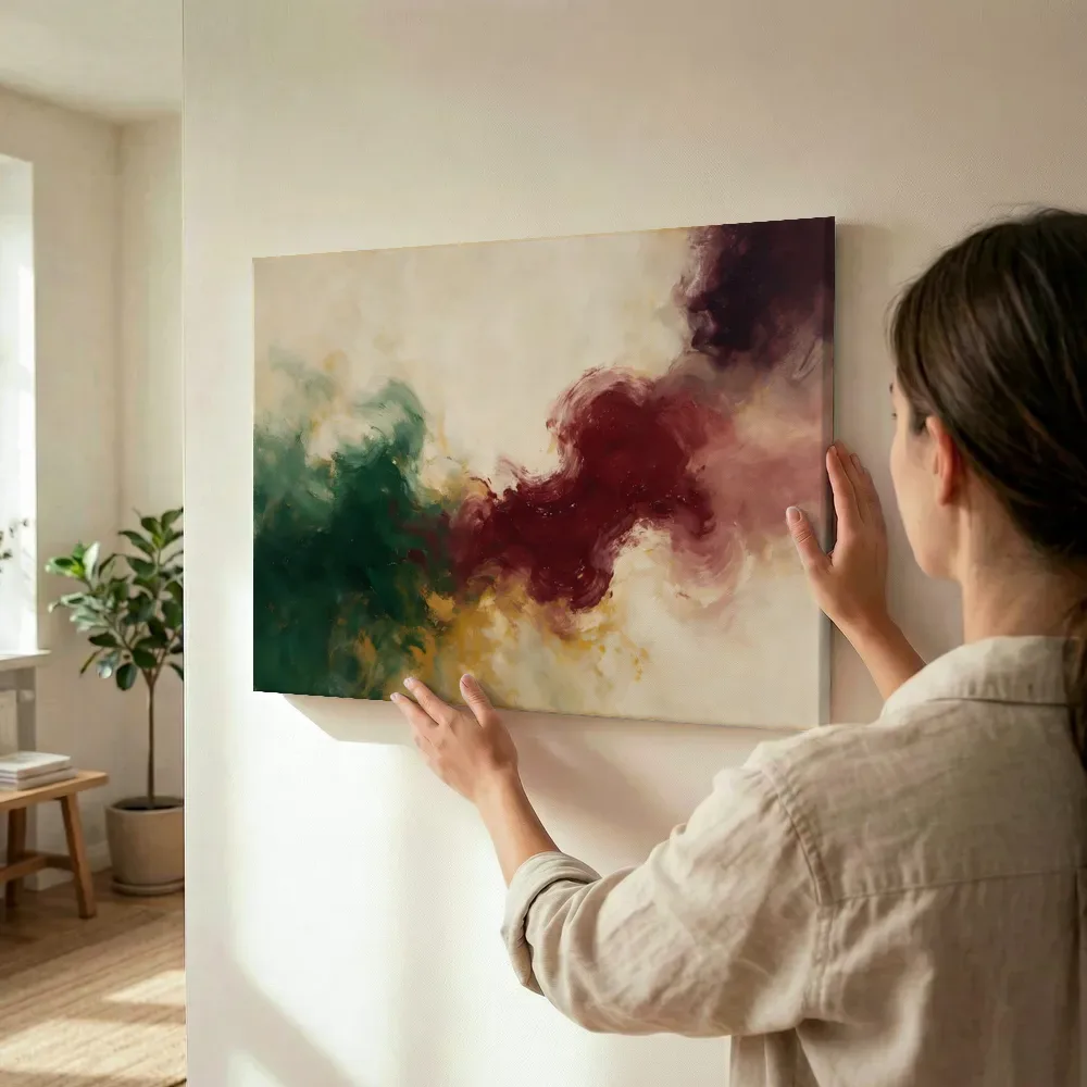 Sfeerimpressie: Abstracte compositie in zachte kleurvelden, bordeaux terwijl het wordt opgehangen