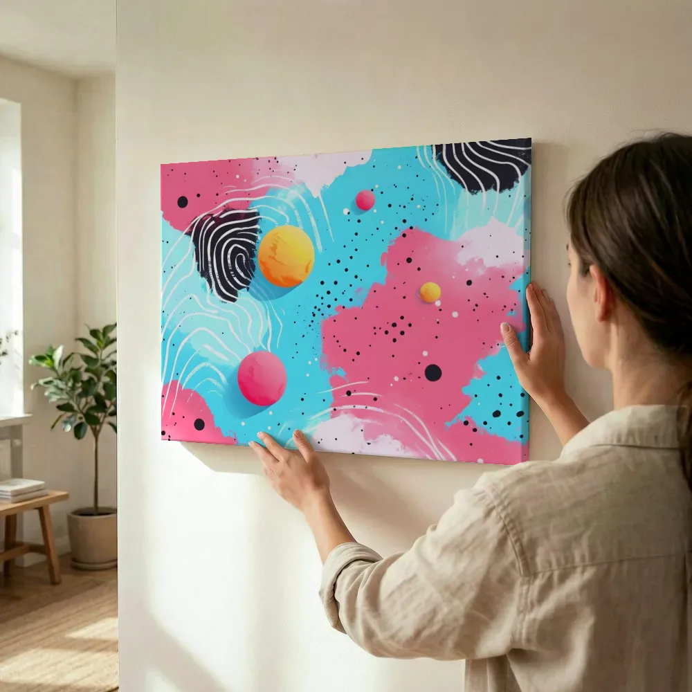 Sfeerimpressie: Abstracte compositie met roze en blauwe vormen terwijl het wordt opgehangen