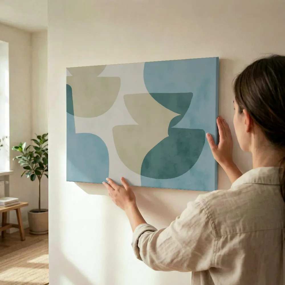 Sfeerimpressie: Abstracte compositie in zachtgroen en beige terwijl het wordt opgehangen
