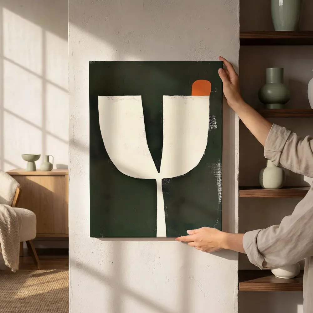 Sfeerimpressie: Abstracte tulp in crème naast de kast