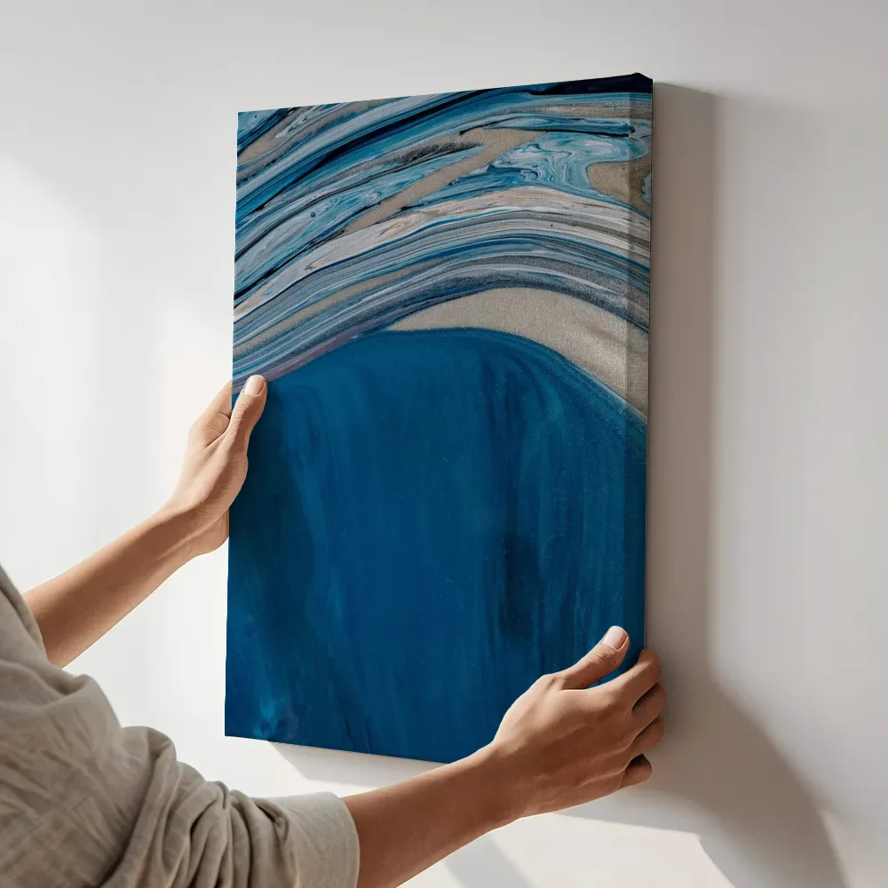 Sfeerimpressie: Abstracte golf in zand en blauw terwijl het aan de muur wordt gehangen