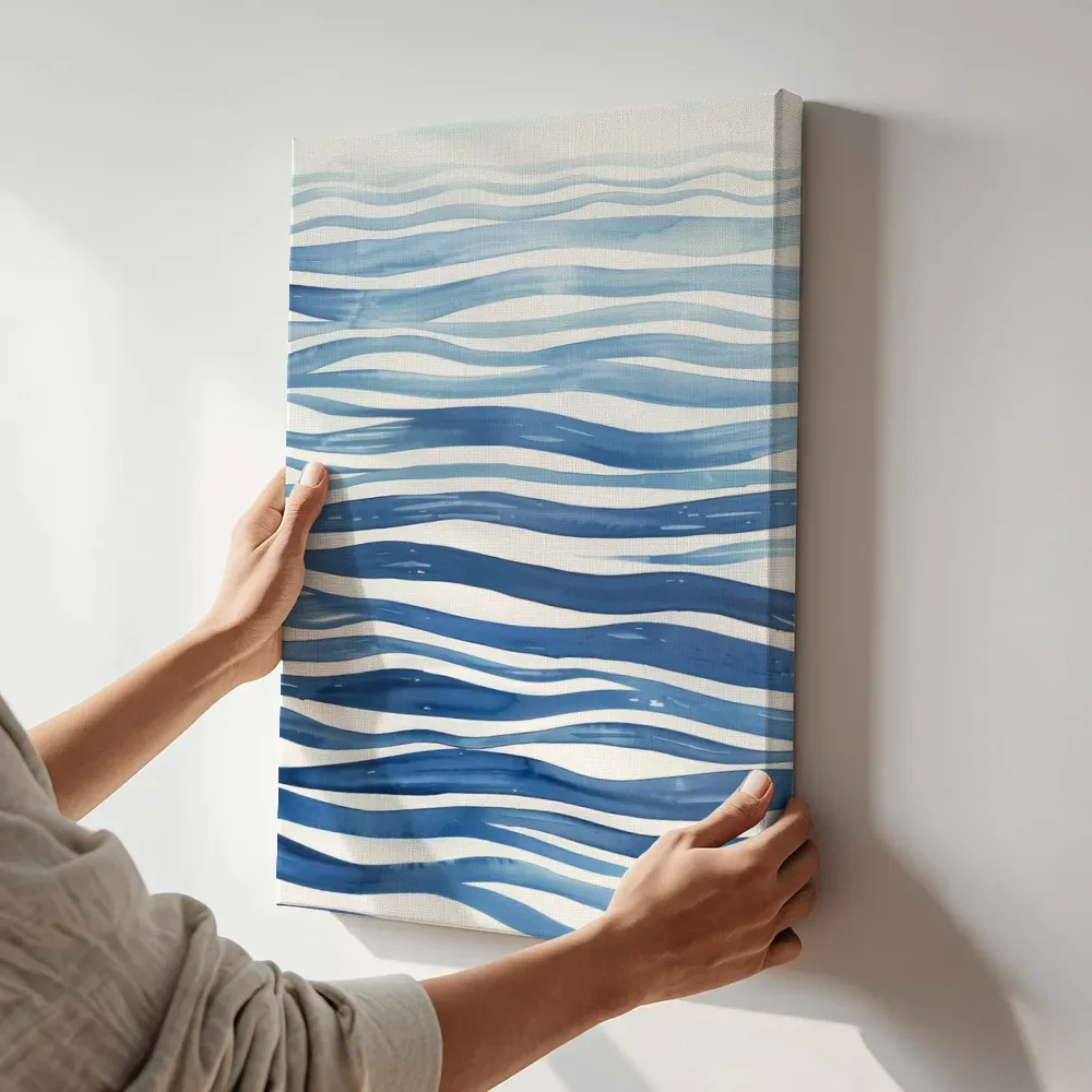 Sfeerimpressie: Golvende blauwe lijnen terwijl het aan de muur wordt gehangen