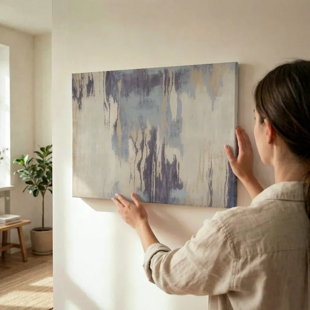 Sfeerimpressie: Abstracte goudaders in taupe en blauwgrijs terwijl het wordt opgehangen