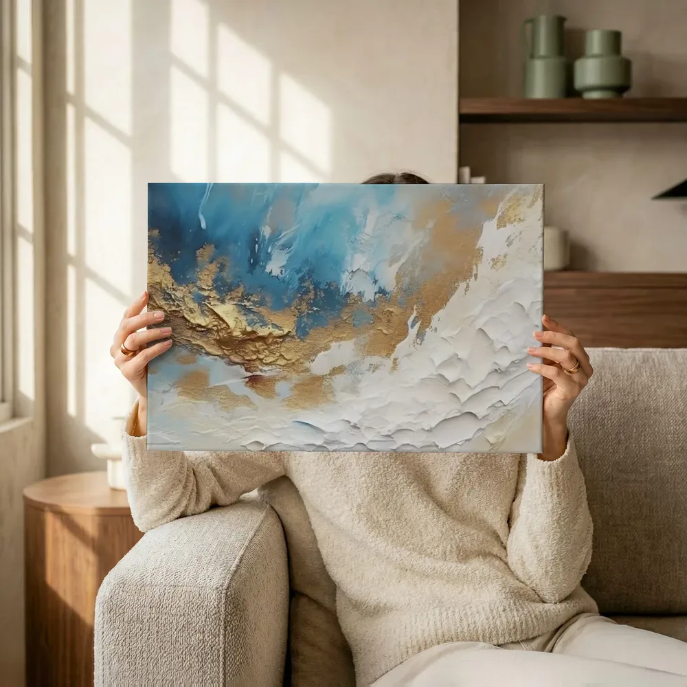Sfeerimpressie: Abstracte hemelse verfstructuur in blauw en goud terwijl het omhoog wordt gehouden