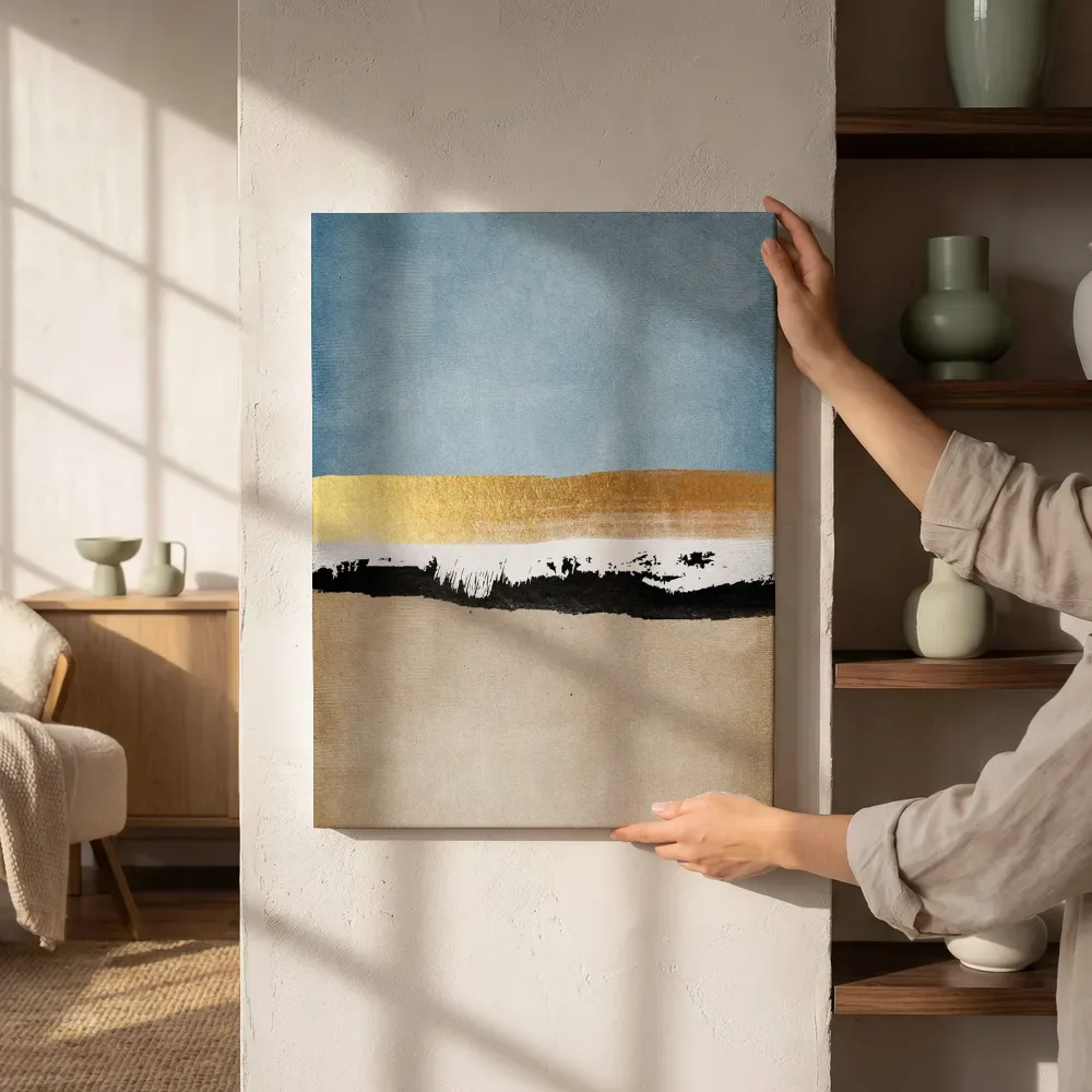 Sfeerimpressie: Abstracte horizon in blauw, goud en zand naast de kast