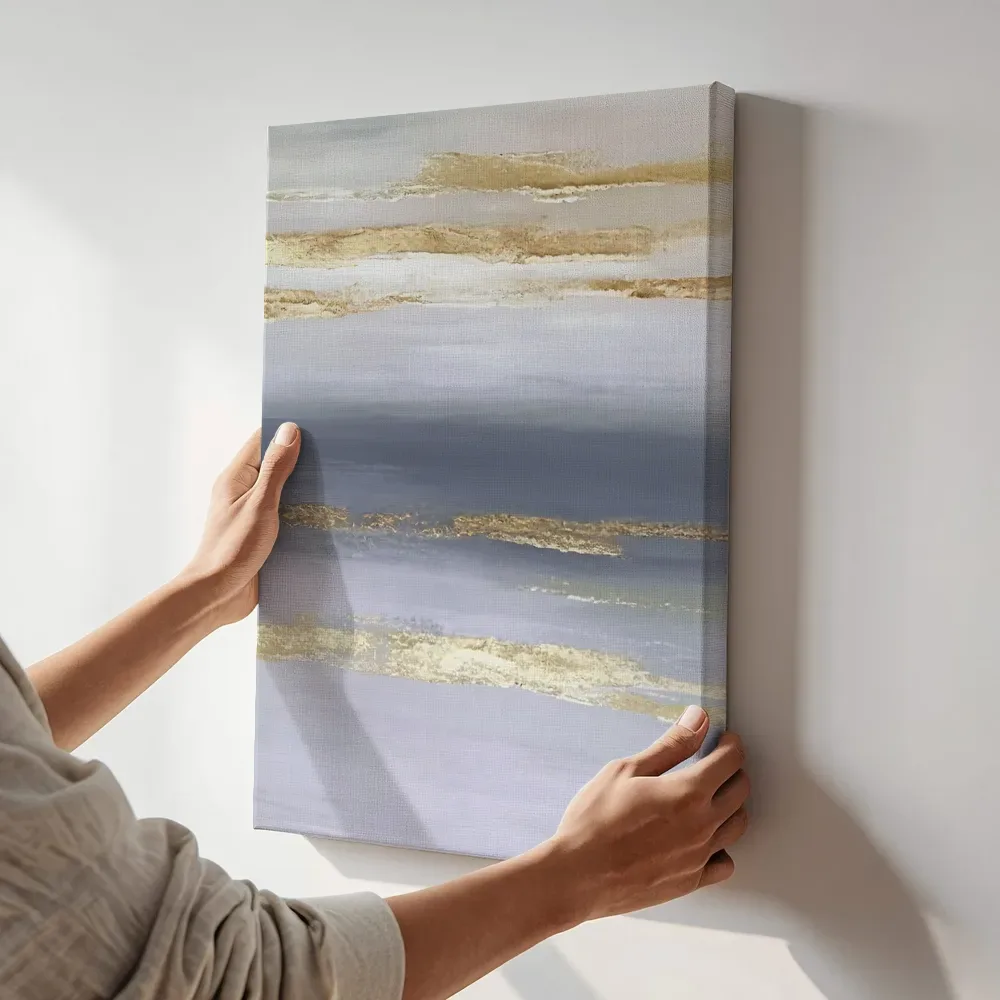 Sfeerimpressie: Abstracte horizonstrepen in goud en lavendel terwijl het aan de muur wordt gehangen