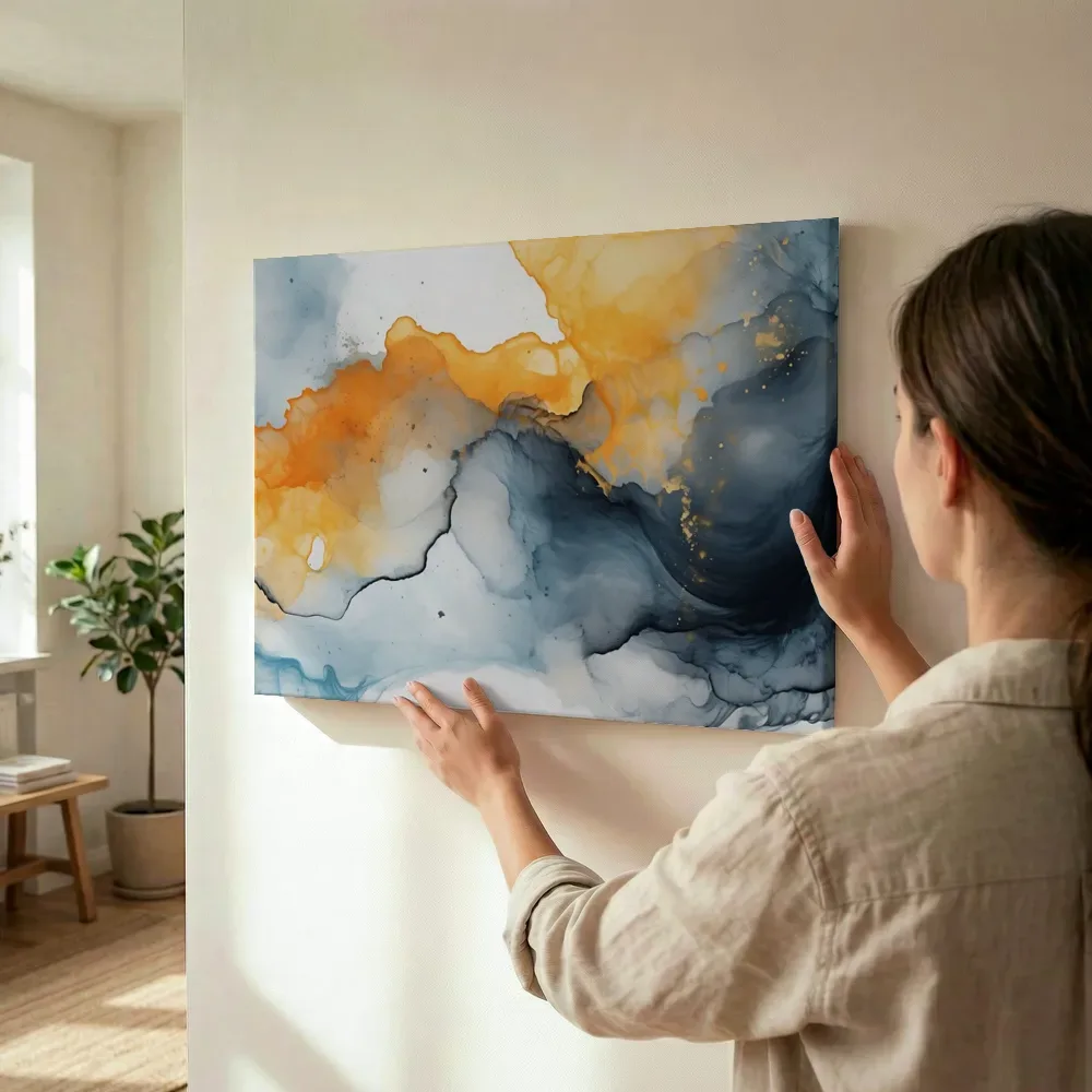 Sfeerimpressie: Abstracte inktwolken in oranje en grijsblauw terwijl het wordt opgehangen