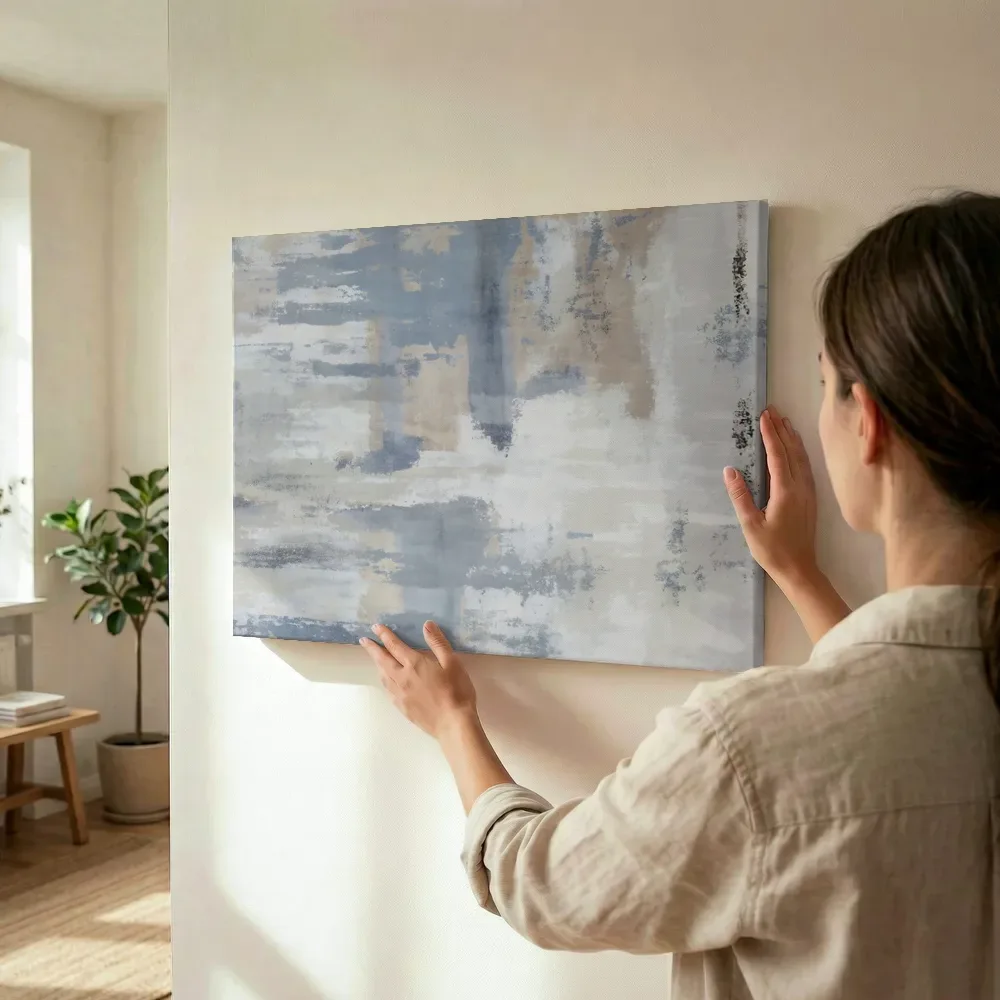 Sfeerimpressie: Abstracte kleurvlakken in blauwgrijs en beige terwijl het wordt opgehangen