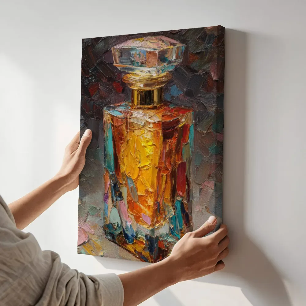 Sfeerimpressie: Abstracte kristallen parfumflacon terwijl het aan de muur wordt gehangen