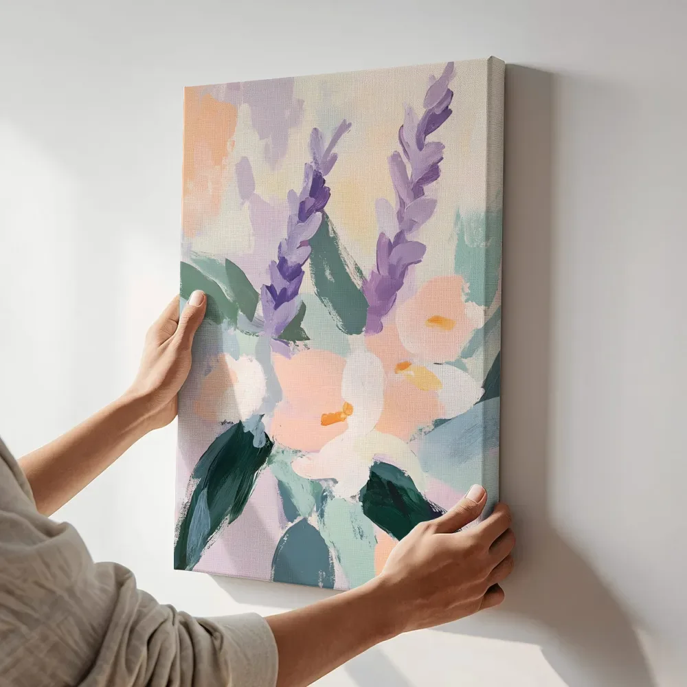 Sfeerimpressie: Abstracte lavendel en bloesem terwijl het aan de muur wordt gehangen