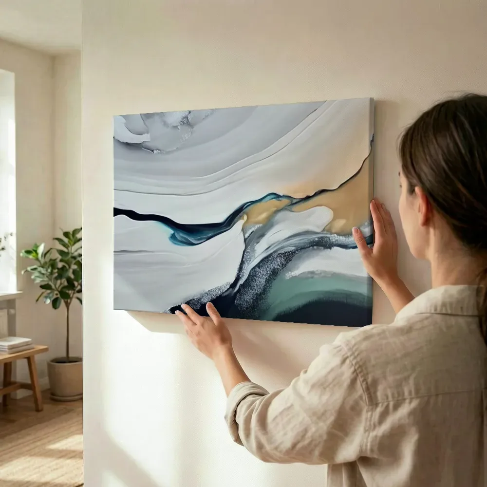 Sfeerimpressie: Abstracte marmerstroom in wit, taupe en turquoise terwijl het wordt opgehangen