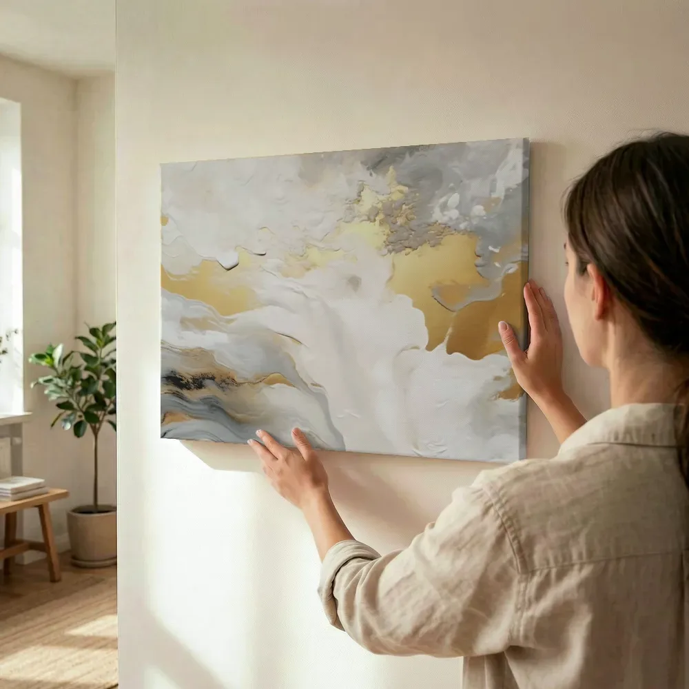 Sfeerimpressie: Abstracte marmerwolken in wit en goud terwijl het wordt opgehangen