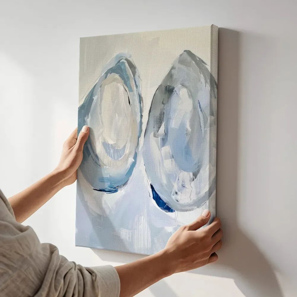 Sfeerimpressie: Abstracte oesterschelpen terwijl het aan de muur wordt gehangen