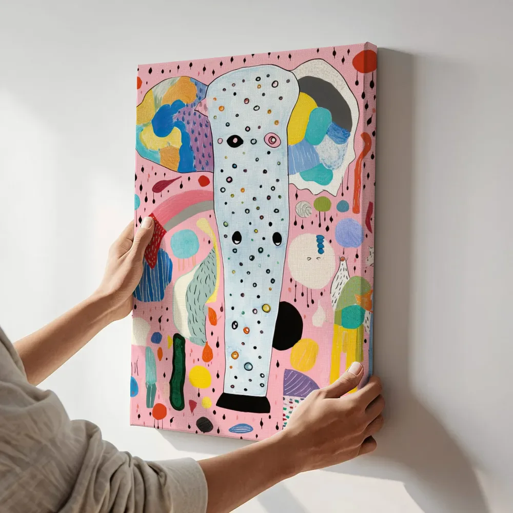 Sfeerimpressie: Abstracte olifant met stippen terwijl het aan de muur wordt gehangen