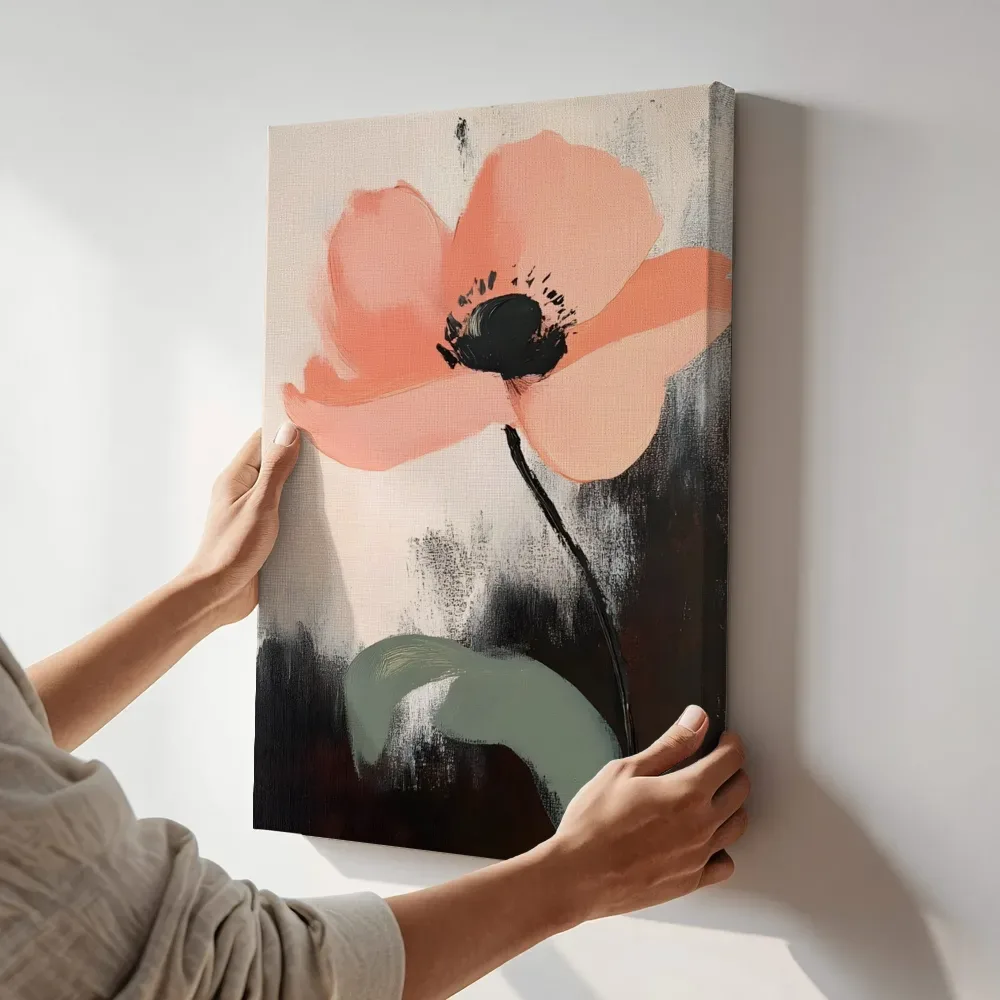 Sfeerimpressie: Abstracte perzikkleurige klaproos terwijl het aan de muur wordt gehangen