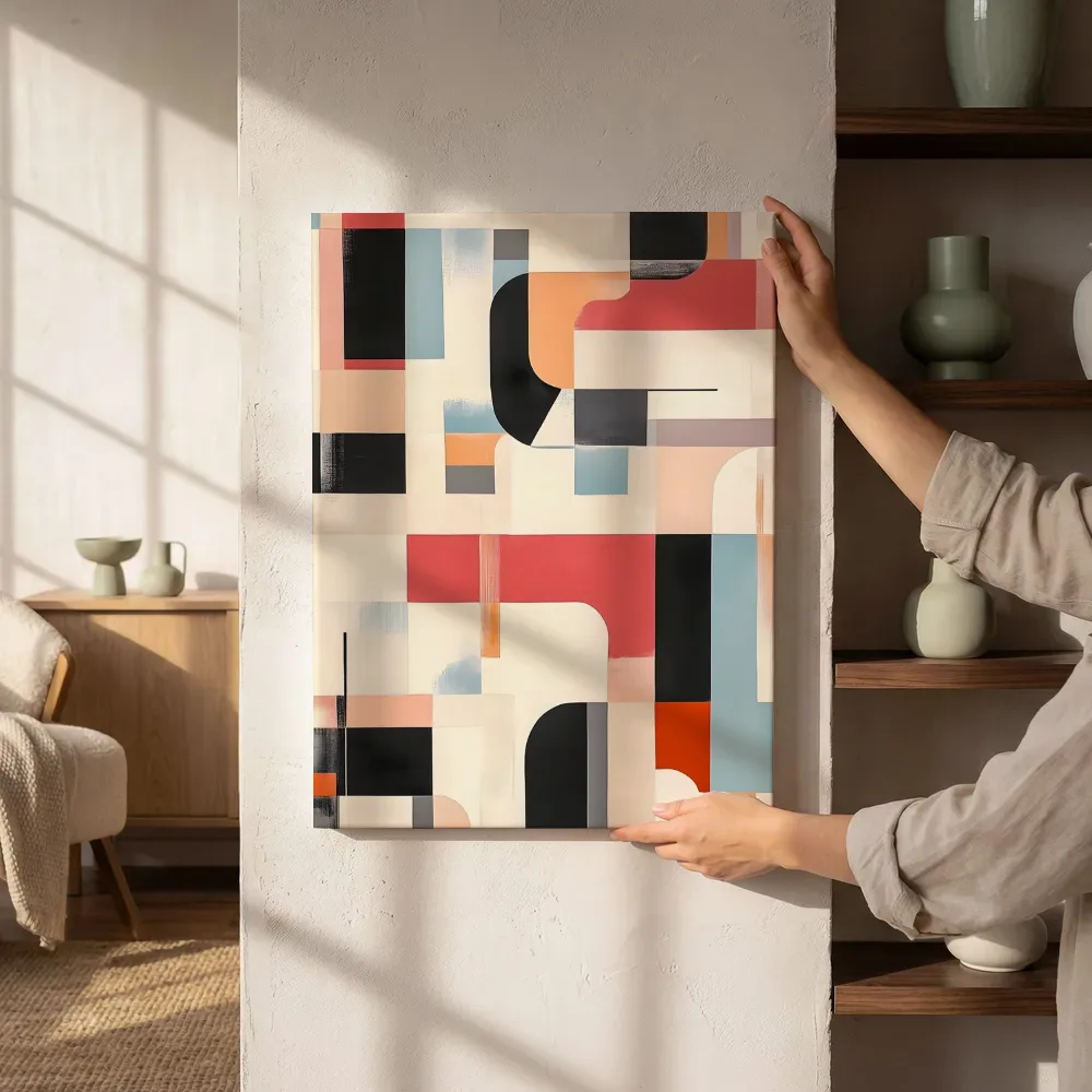 Sfeerimpressie: Abstracte puzzelvormen in rood en zwart naast de kast