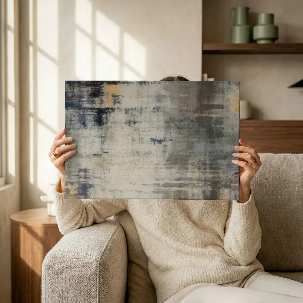 Sfeerimpressie: Abstracte textuur in crème met goud- en rode accenten terwijl het omhoog wordt gehouden