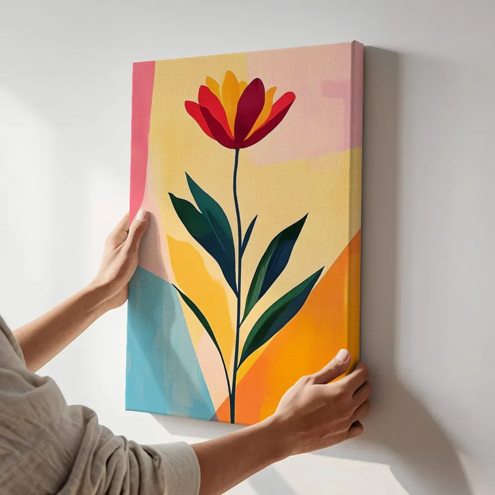 Sfeerimpressie: Abstracte tulp op kleurvlakken terwijl het aan de muur wordt gehangen