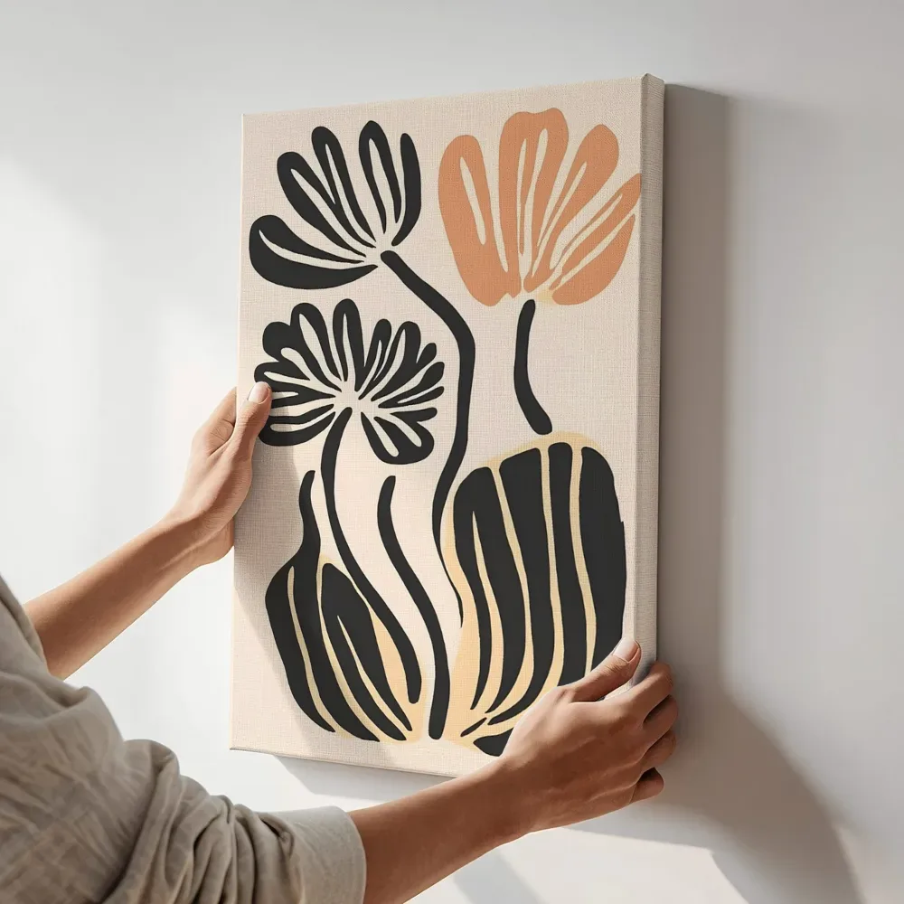 Sfeerimpressie: Abstracte tulpen in gestreepte vaas terwijl het aan de muur wordt gehangen