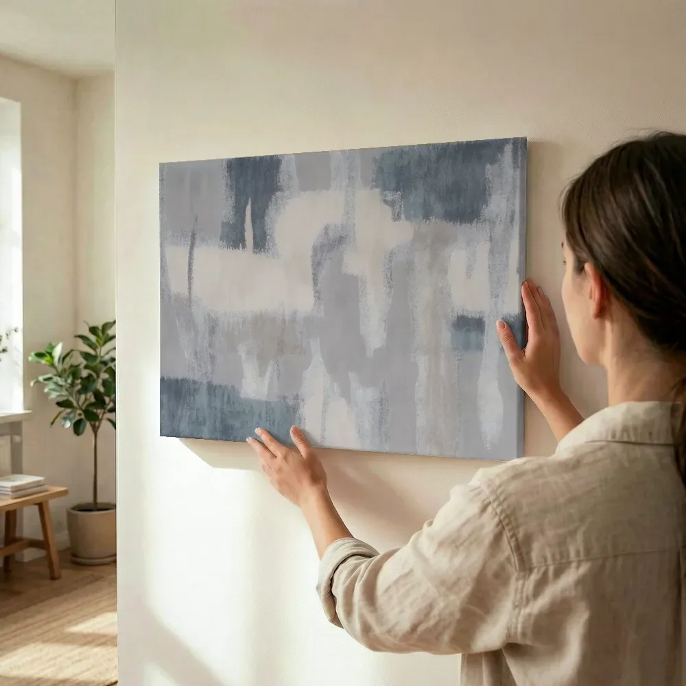 Sfeerimpressie: Abstracte vegen in blauwgrijs en crème terwijl het wordt opgehangen
