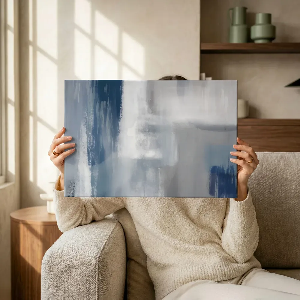 Sfeerimpressie: Abstracte vegen in marineblauw en wit terwijl het omhoog wordt gehouden
