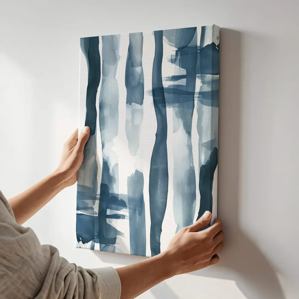 Sfeerimpressie: Verticale blauwe watervlakken terwijl het aan de muur wordt gehangen