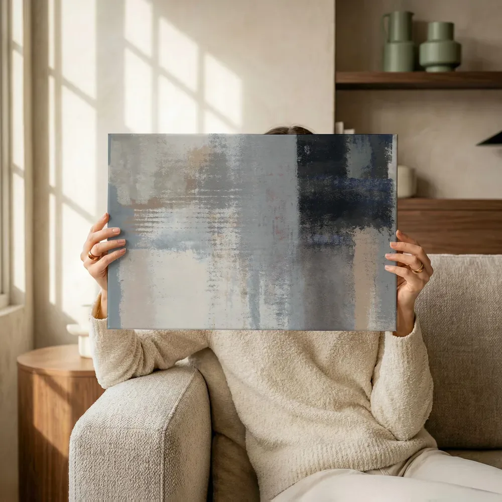 Sfeerimpressie: Abstracte vlakken in antraciet en marineblauw terwijl het omhoog wordt gehouden